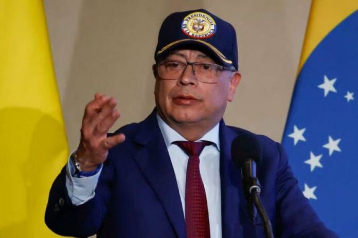 Gustavo Petro con traje y gorra