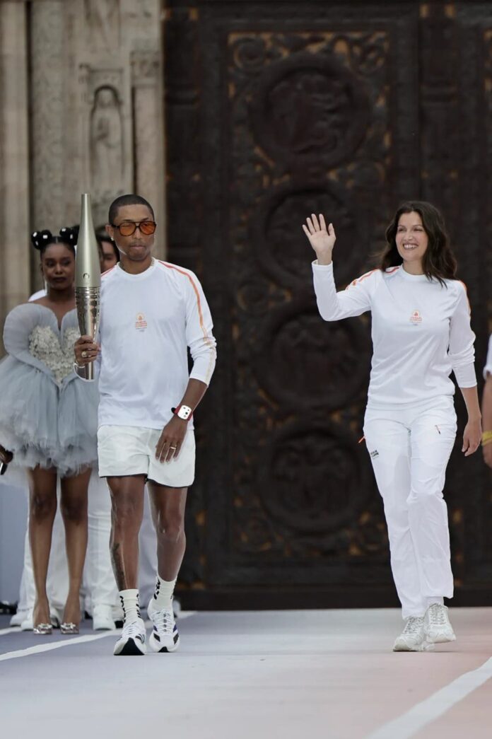 Pharell Williams, Laetitia Casta y Slimane protagonizan preceremonia olímpica en Saint-Denis