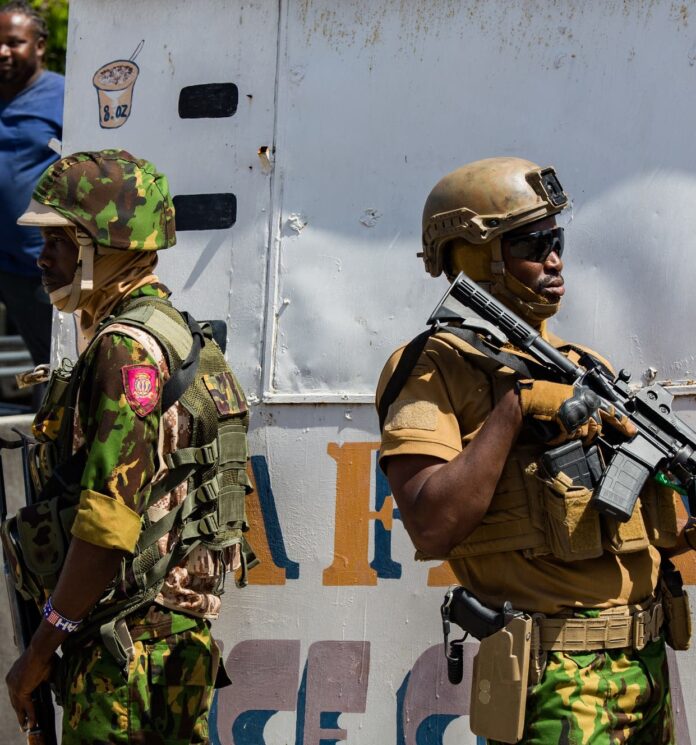 Policías Kenia se enfrenta a miembros de bandas Haití