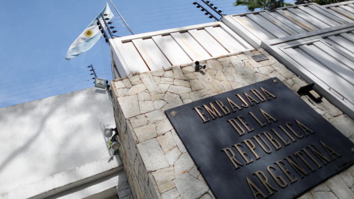 Policías «pretenden tomar» residencia de Embajada argentina en Caracas, denuncia opositor