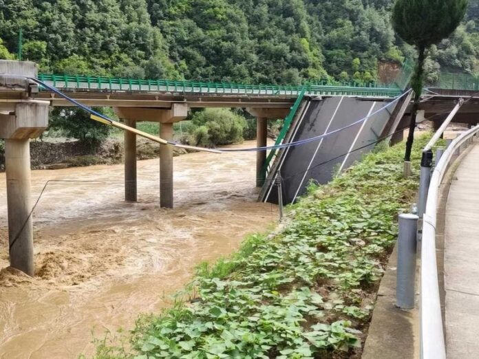 Puente colapsa por lluvias y deja 12 muertos y 31 desaparecidos en China