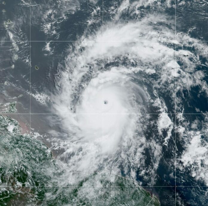 Ráfagas asociadas con huracán Beryl en la localidad de Irvine, en Tobago