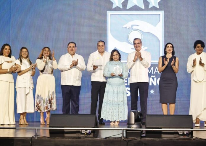 SNS premia desempeño de 12 hospitales, tres centros diagnósticos y otros centros de salud