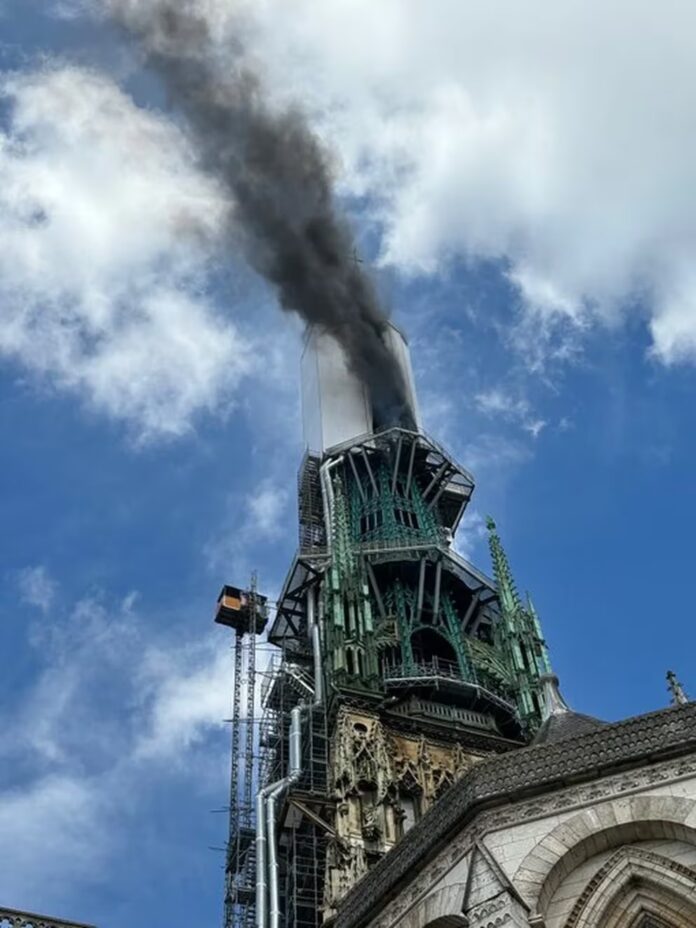 Se incendia la torre de la catedral de Notre Dame en Rouen, Francia