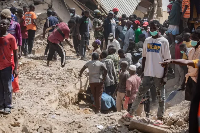 Sube a 17 el número de muertos en el derrumbe de un colegio en el centro de Nigeria