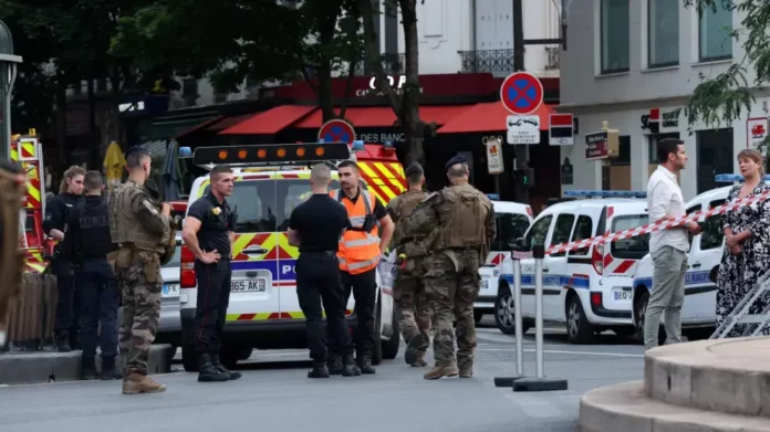 Un muerto y tres heridos graves por el coche que embistió una terraza en París