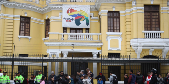 Venezolanos en Perú protestan ante su embajada por el cierre de la atención consular