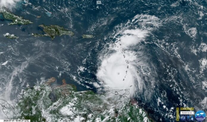 Vientos de fuerza huracán Beryl se extienden a 65 km fuera de su centro