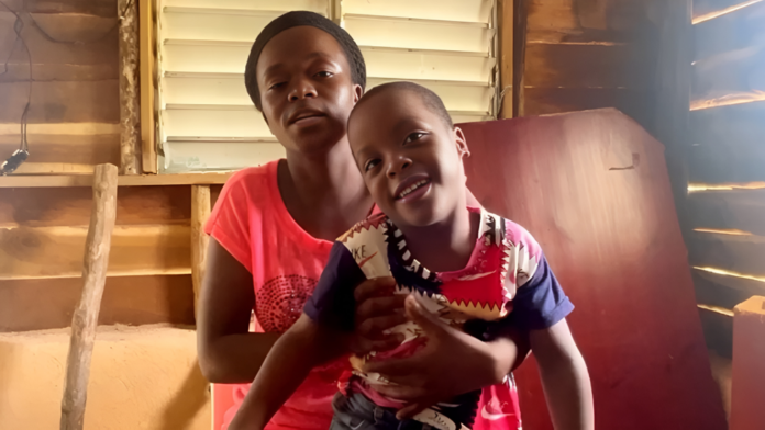 Yackelin pide ayuda para su hijo de 4 años que padece de parálisis cerebral