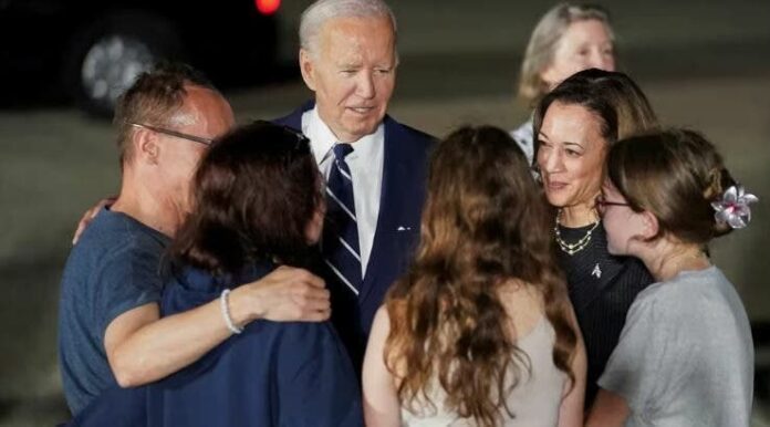Biden y Harris reciben a estadounidenses liberados en intercambio de prisioneros con Rusia