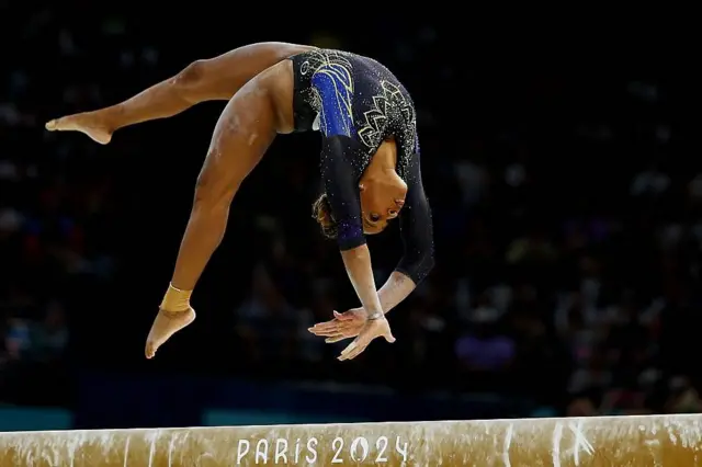 Rebeca Andrade en un salto en la prueba de barra de equilibrio