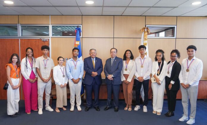 Valdez Albizu recibió la visita de Juan Bolívar Díaz y estudiantes meritorios de España