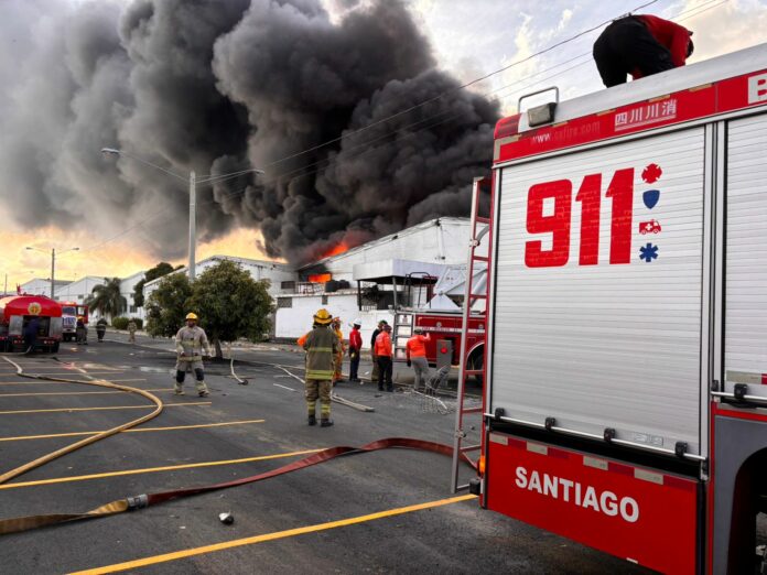 Sistema 911 coordina asistencia de incendio en zona franca de Rafey