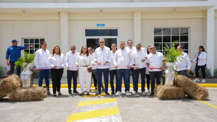 Abinader inaugura centro de capacitación para ganaderos del Cibao en SFM