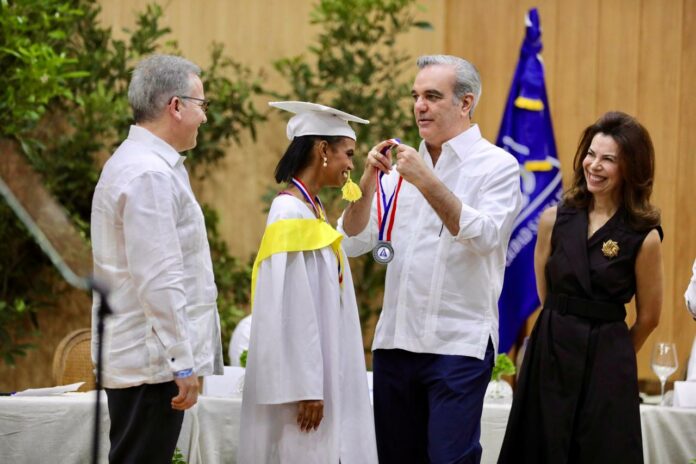 Abinader encabeza graduación de decenas de estudiantes en distintas carreras técnicas