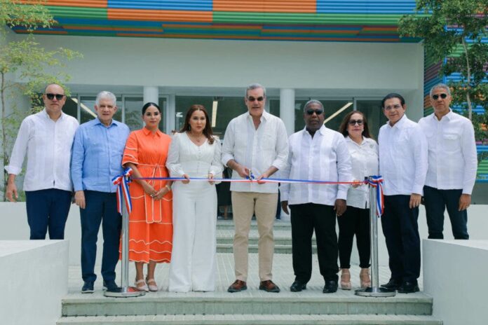 Presidente Abinader inaugura el primer Centro de Desarrollo Integral para la Mujer del país