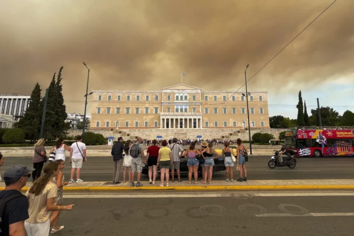 Incendio forestal cercano a la capital de Grecia oscurece el cielo de Atenas y avanza rápidamente