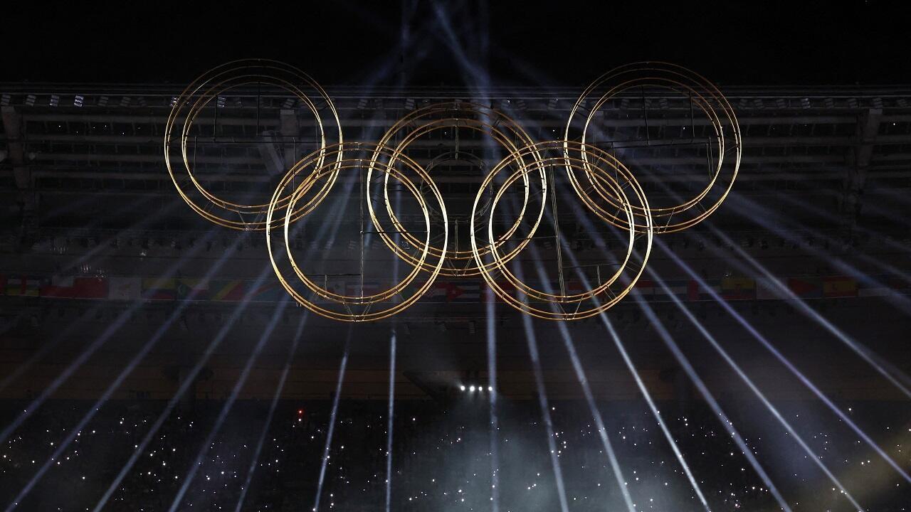 Los anillos olímpicos en el cielo del Estadio de Francia durante la ceremonia de clausura de los Juegos Olímpicos de Verano el 11 de agosto de 2024.