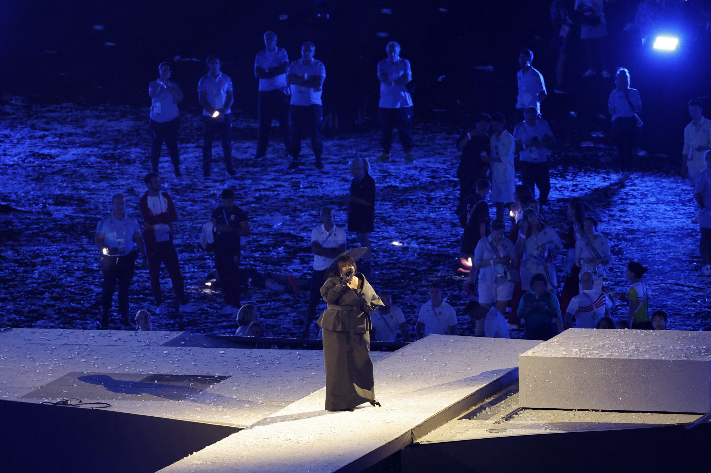 Yseult actúa durante la ceremonia de clausura. REUTERS/Anushree Fadnavis