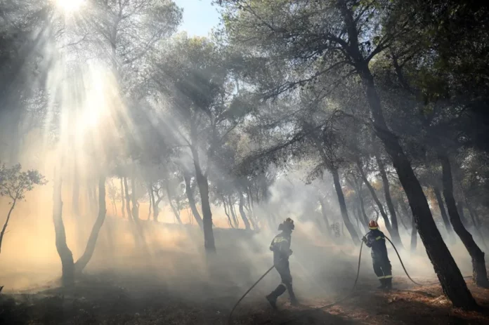 Hallan un cuerpo calcinado en el incendio declarado a las puertas de Atenas