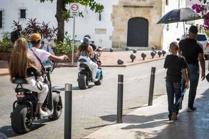 ¡Todos a pie! Suspenden uso de patinetas y motocicletas eléctricas en Ciudad Colonial