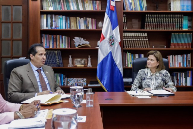 1724255590 110 Vicepresidenta y ministro Atallah se reunen con gremios de salud