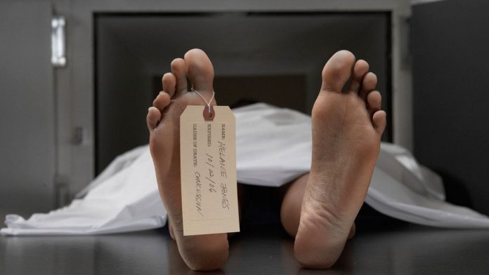 Mató a su padre, lo escondió en un refrigerador y se hizo pasar por él para cobrar su dinero