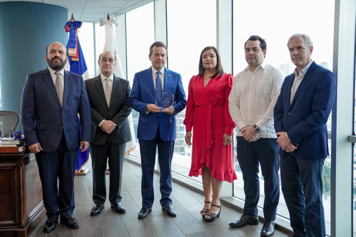 ONEC reconoce al ministro Ito Bisonó por su apoyo al sector comercial interno del país