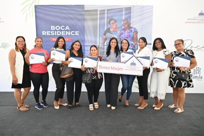 Otorgan más de 5 millones de pesos en Bono Mujer a jefas de hogar en Boca Chica