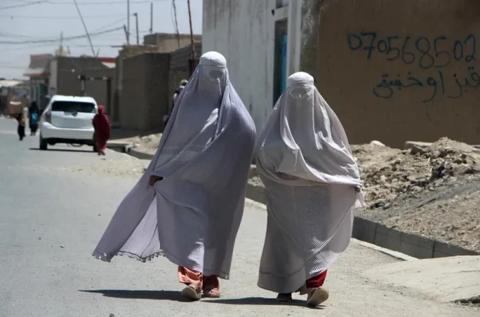 Los talibanes prohíben el sonido de la voz de las mujeres en los espacios públicos de Afganistán