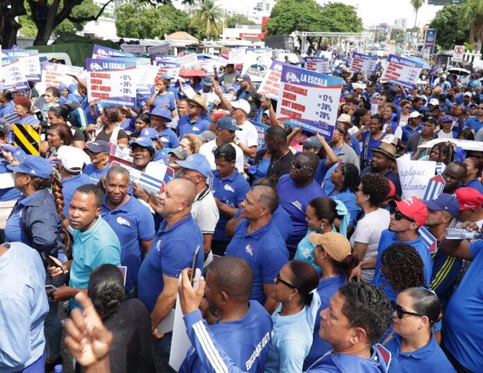 ADP realiza protesta frente instalaciones de Ministerio Educación