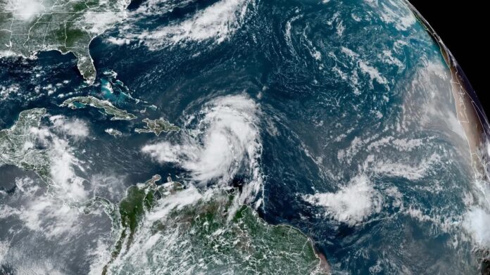 Advierten a surfistas de la costa este de EE.UU. por tormenta Ernesto