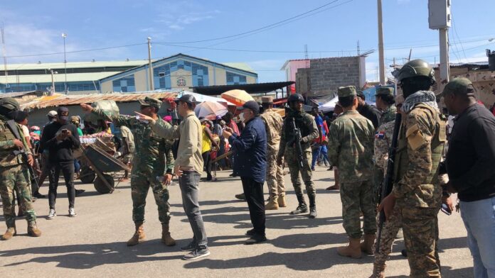 Agregados militares por la República Popular China visitan frontera entre Haití y RD