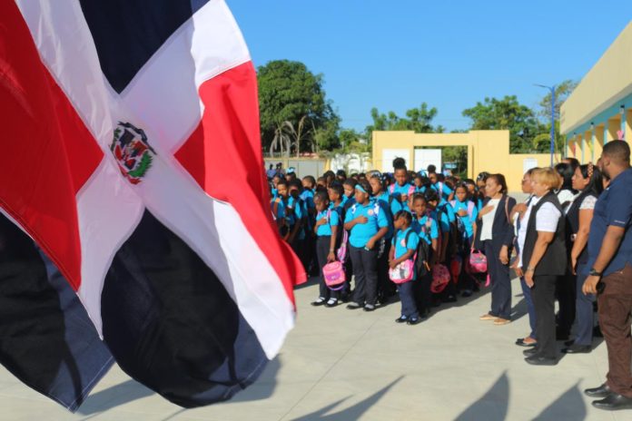 Año escolar inicia con masiva asistencia en Monte Plata