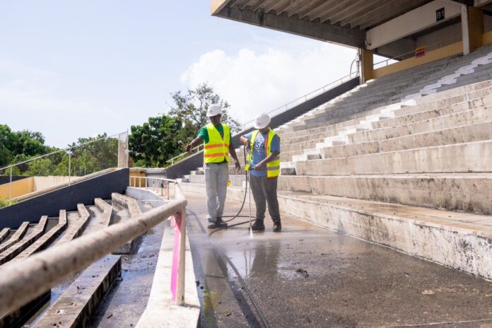 Autoridades supervisan remodelación del Estadio Olímpico Félix Sánchez