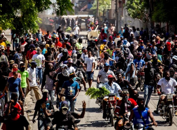 Cientos se manifiestan contra violencia en Haití