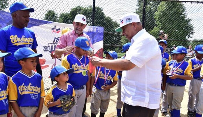 Concluye torneo de béisbol infantil en parque Crotona Park en El Bronx