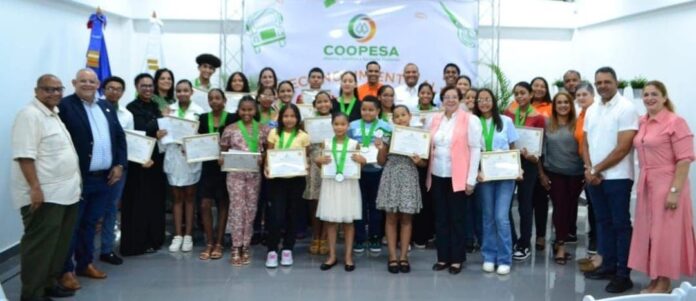 Coopesa reconoce el talento y la dedicación de jóvenes