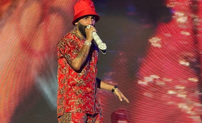 Detienen a supuesto hijo del reguetonero Arcángel en un vehículo robado y cargado de armas