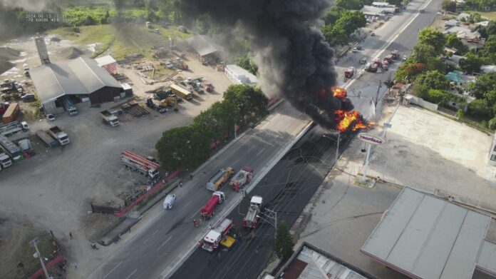 Dos afectados por explosión de camión de gas en la autopista Duarte