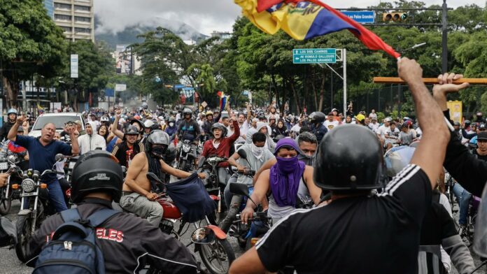 El caos se apodera internamente de Venezuela, mientras crece presión internacional