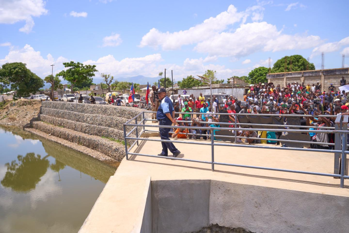 El primer ministro haitiano, Garry Conille, visita el canal sobre río Masacre