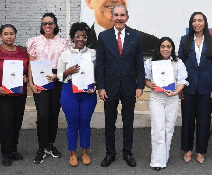 Estudiantes meritorios obtienen becas para cursar maestrías