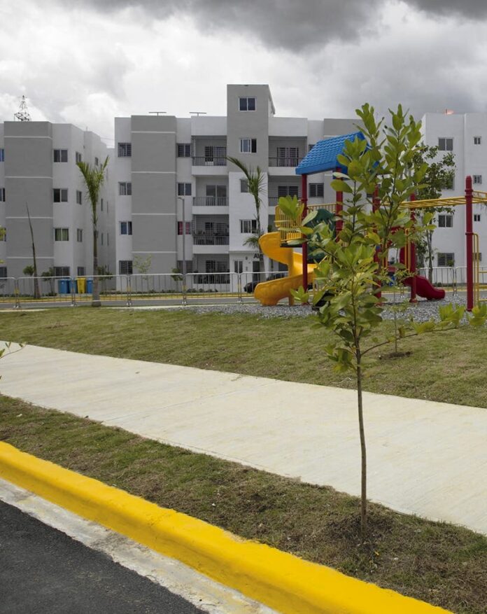 Gobierno entrega 100 apartamentos en SDE