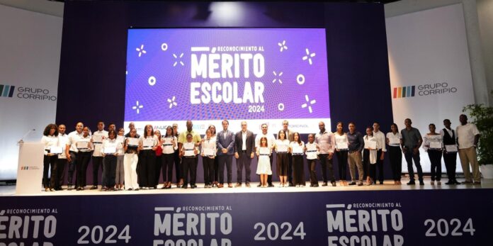 Grupo Corripio reconoce estudiantes meritorios