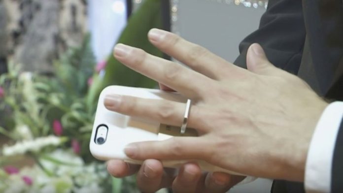 Hombre se casa con su celular en Las Vegas