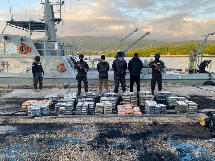 Interceptan otra lancha con 625 paquetes y tres hombres a bordo en costas de Barahona