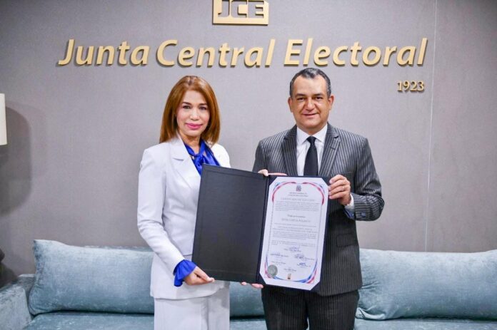 JCE entrega a Silvia García certificado de elección como diputada electa al PARLACEN