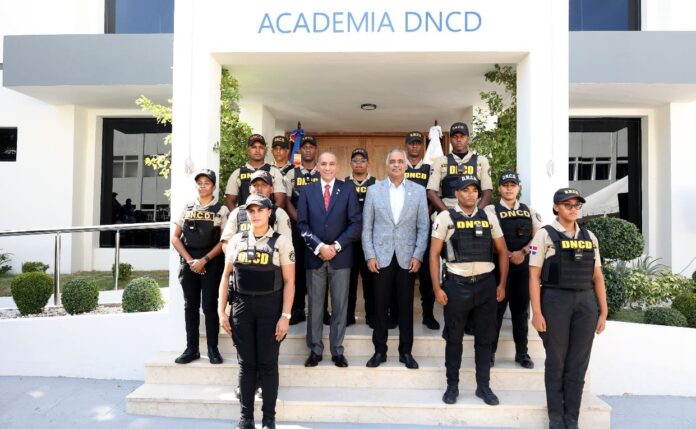 Le aumentan salario en hasta un 160% a agentes de la DNCD