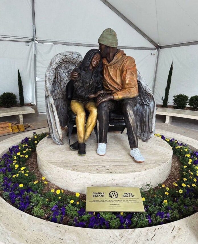 Los Lakers colocan una estatua de Kobe Bryant junto a su hija